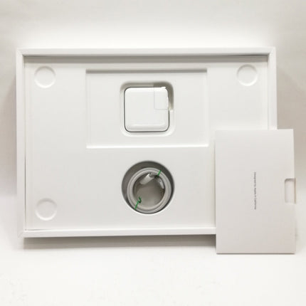 MacBook Air M2 / 13インチ / 2022 / 8GB / 256GB / シルバー / ランク:C / MLXY3J/A / A2681 【中古品管理番号:42752】