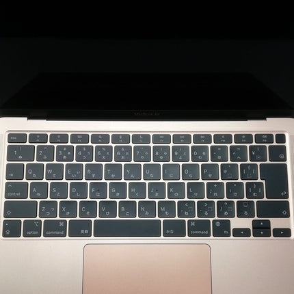 MacBook Air M1 / 13インチ / 2020 / 8GB / 512GB / ゴールド / ランク:C / MGNE3J/A / A2337 【中古品管理番号:42807】
