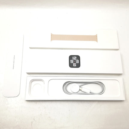 【中古品】 Apple Watch/ SE (第2世代) / 44mm /GPSモデル / MNLD3J/A / A2723 /  シルバーケース / スターライトソロループバンド（S) 【中古品管理番号:A41232】